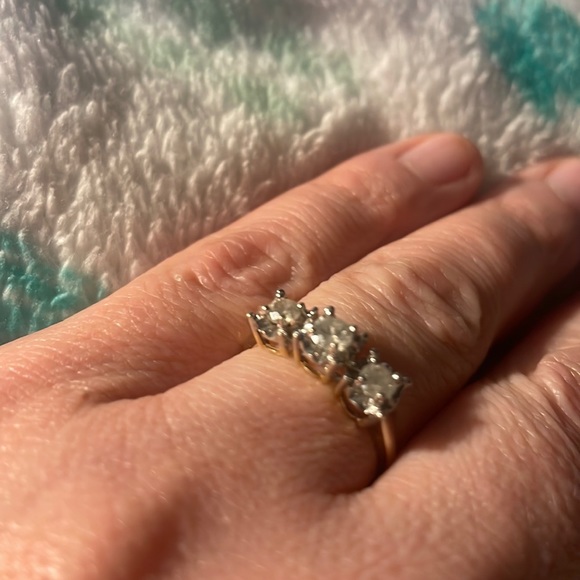 Beautiful diamond ring, 10 karat yellow gold three diamonds - Picture 7 of 11